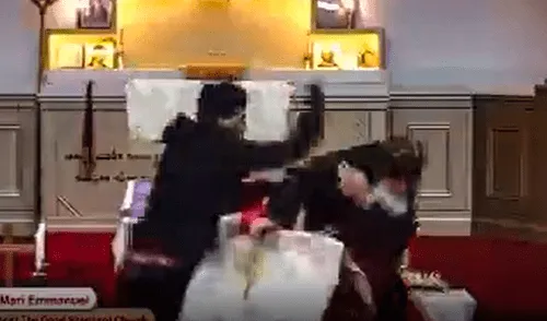 El sacerdote atacado se trata de Mar Mari Emmanuel, conocido por sus posturas ultraconservadoras y su influencia en redes sociales. Foto: @visegrad24/captura Sacerdote atacado en Australia