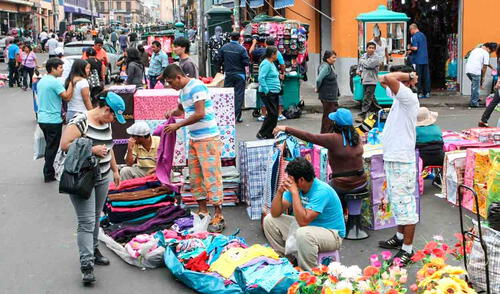 El comercio ambulatorio en Lima Metropolitana es una realidad arraigada en la historia de la ciudad, desde la época colonial hasta la actualidad. Foto: Andina comercio informal