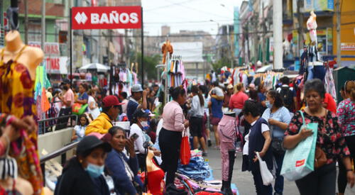 Cerca de 5 de cada 10 peruanos labora en un ambiente precario, según INEI. Foto: Andina