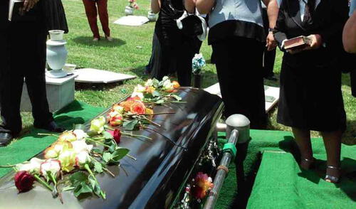 Hombre fingió su muerte para comprobar la lealtad de sus amigos: el resultado es viral