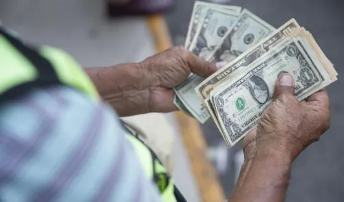 En el mercado paralelo, el dólar se encuentra en S/3,80 la compra y S/3,82 la venta. Foto: Andina