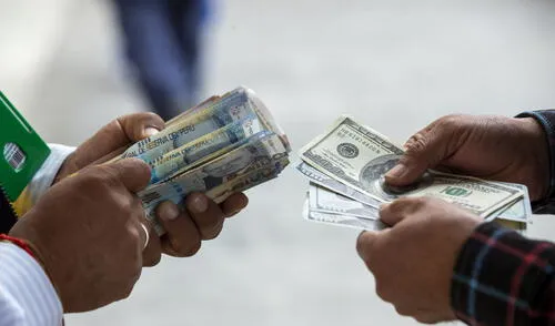 En términos interanuales, el dólar acumula una variación de 2,79%. Foto: Andina / Carla Patiño