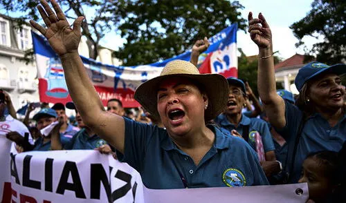 El presidente José Raúl Mulino afirmó que se necesitan reformas para evitar un déficit que podría superar 1.000 millones de dólares en 2025, ante el rechazo de los trabajadores. Foto: AFP protestas en panamá