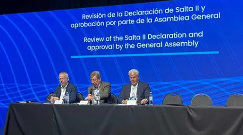 En imagen, los copresidentes de la Subcomisión de Salta II, Martín Etchevers y Gustavo Mohme (izquierda y derecha), junto a Roberto Rock (centro). Foto: Foto: X / SIP Sociedad Interamericana de Prensa (SIP), declaración de Salta