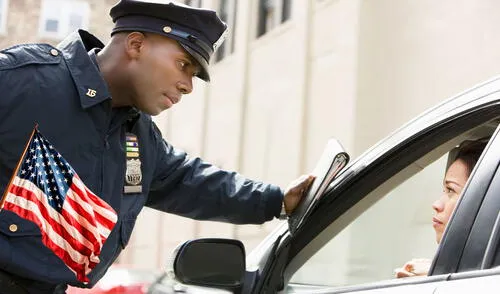 No cumplir con este requisito puede generar multas de hasta $300 y la imposibilidad de renovar tu registro. Foto: Thoughco