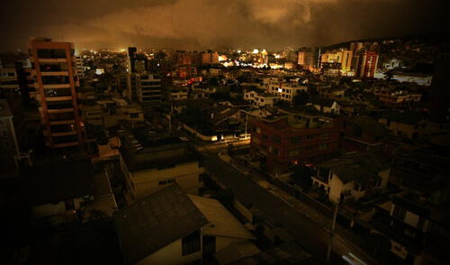 Ecuador enfrenta una grave crisis energética con racionamientos de electricidad y problemas de agua potable debido a la peor sequía en 60 años. Foto: AFP/Pablo Cozzaglio apagón ecuador