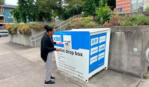 La Comisión de Asistencia Electoral de Estados Unidos establece que solo personal electoral autorizado debe tener acceso a las urnas. Foto: KNKX