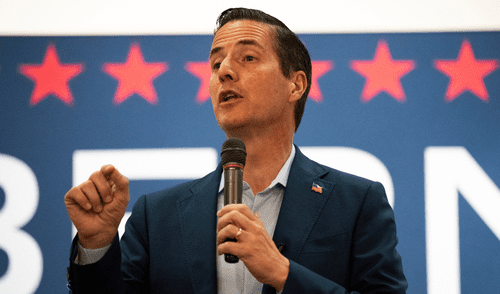 Bernie Moreno nació en Bogotá, Colombia, y emigró a Estados Unidos a la edad de cinco años