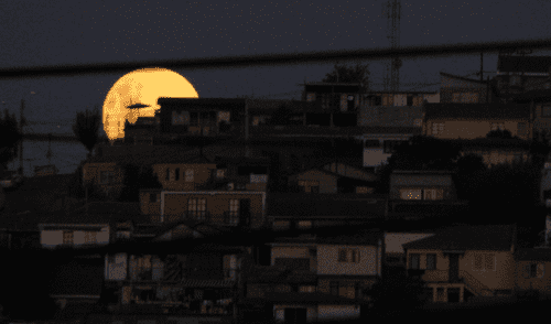 En noviembre se verá la cuarta superluna del año. Foto: Roberto Bonvallet / Flickr