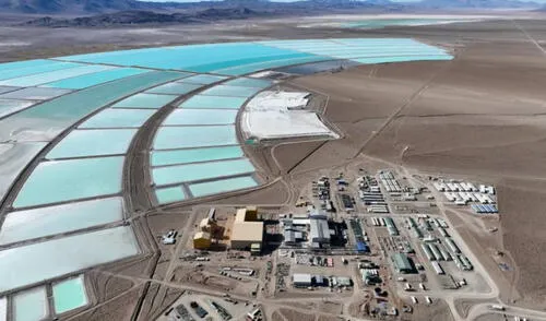 El salar donde se encuentra la mina tiene una de las mayores concentraciones de litio en salmuera del mundo. Foto: Memo La mina de litio que parece una planta química: está en Sudamérica a 4000 metros sobre el nivel del mar
