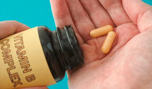 mano sosteniendo pastillas del Complejo B
