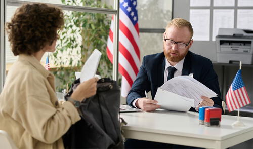 Los agentes de USCIS son funcionarios gubernamentales encargados de administrar el sistema de inmigración de los Estados Unidos. Foto: iStock USCIS, Estados Unidos, entrevista uscis , agente uscis