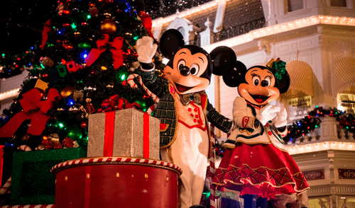 Los visitantes disfrutarán de espectáculos, desfiles y decoraciones festivas en todos los parques, creando un ambiente mágico ideal para celebrar la Navidad. Foto: SiDisney Florida, Navidad, Walt Disney World