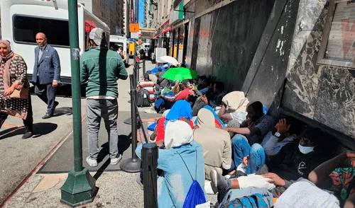 La situación se agrava con la incertidumbre laboral, dejando a estos individuos excluidos de apoyos vitales. Organizaciones comunitarias exigen cambios legislativos que brinden asistencia adecuada. Foto: Hola News Nueva York, Estados Unidos, inmigrantes