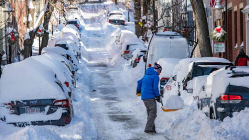 La tormenta de nieve afecta a miles de ciudadanos estadounidenses. Foto: Composición LR/RTVE Tormenta de nieve en USA, fenómenos climáticos en USA, nevadas intensas