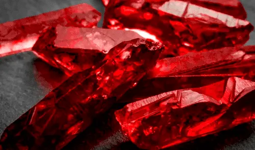 Existen diamantes rosas y negros, pero el proceso de su formación y su raro color escarlata hacen que sean especialmente únicos y valiosos. Foto: Expansión.
