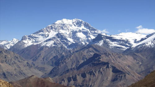 Esta montaña es la más alta a nivel global después del Himalaya. Foto: Billiken. Esta montaña es la más alta a nivel global después del Himalaya. Foto: Billiken.