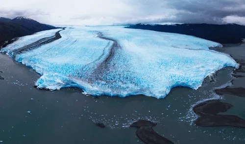 El avance del glaciar Pío XI está relacionado con factores climáticos y geológicos, como el aumento de precipitaciones y la acumulación de nieve.