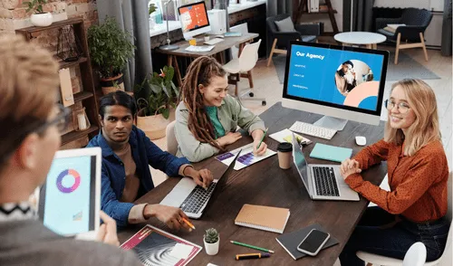 Cuatro personas en reunión de trabajo