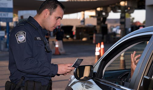 Los agentes de la CBP tienen la autoridad para inspeccionar a las personas y mercancías que entran o salen de Estados Unidos.