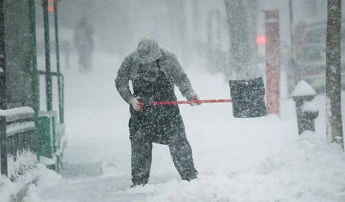 Los quitanieves desempeñan un papel crucial para mantener las calles y aceras transitables después de una fuerte nevada. Foto: Telemundo Los quitanieves desempeñan un papel crucial para mantener las calles y aceras transitables después de una fuerte nevada.