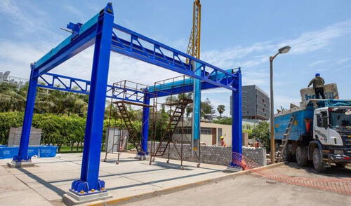 Los investigadores trabajan con una impresora 3D a gran escala instalada en un laboratorio de Ingeniería Civil de la universidad. Foto: PUCP Los investigadores trabajan con una impresora 3D a gran escala instalada en un laboratorio de Ingeniería Civil de la universidad. Foto: PUCP