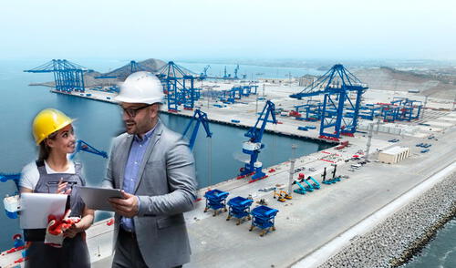 Jóvenes ingenieros trabajando en el nuevo Megapuerto de Chancay. Foto: Composición LR/Andina. Jóvenes ingenieros trabajando en el nuevo Megapuerto de Chancay.