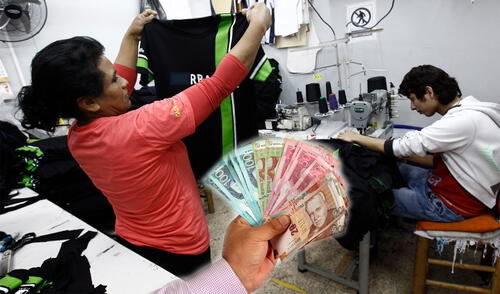 Trabajadores del sector textil recibiendo el pago de la gratificación por Navidad.