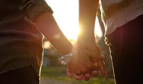 “Esto es marketing de alto nivel”, reaccionaron usuarios. Foto: composición LR/ Instagram Joven busca novia en las calles y causa sensación en redes: "Vivo solo y hablo 6 idiomas"