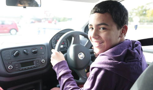 El proceso requiere la certificación de un apoderado, quien debe acompañar al menor durante toda la tramitación. Foto: Diariomotor