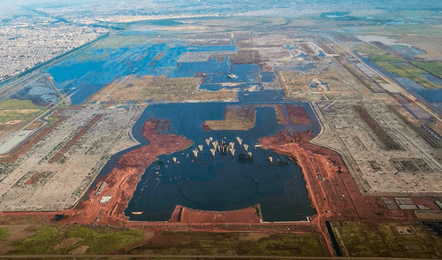 La cancelación del Nuevo Aeropuerto Internacional de México (NAIM) se llevó a cabo en 2019 y fue un símbolo del fracaso. Foto: X/@MeyerFalcon. El proyecto del Nuevo Aeropuerto Internacional de México que terminó inundado