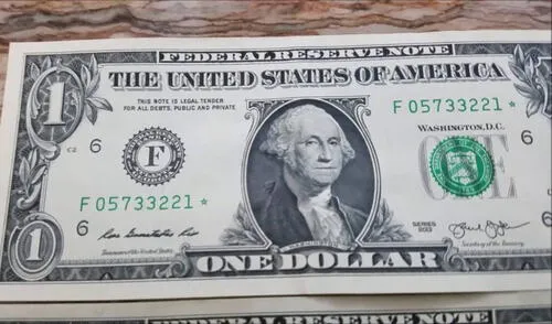 Este hallazgo ha motivado a coleccionistas a revisar sus billetes de 1 dólar en busca de posibles tesoros ocultos. Foto: Youtube Este hallazgo ha motivado a coleccionistas a revisar sus billetes en busca de posibles tesoros ocultos. Foto: Youtube