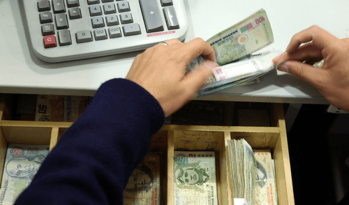 Aumento del salario mínimo en Perú en debate. Foto: Andina Billetes peruanos, calculadora y cajón lleno de billetes