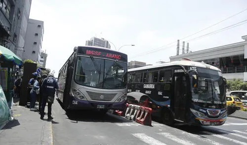 Los corredores deben competir con piratas, colectivos y autoridades que promueven la informalidad. Crédito: Marco Cotrina. La República.