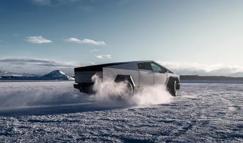 Esta automóvil, desarrollado por Elon Musk, ha generado constante opiniones. Foto: Composición LR/Híbridos y eléctrico Tesla Cybertruck, automóviles Tesla, pick up en USA