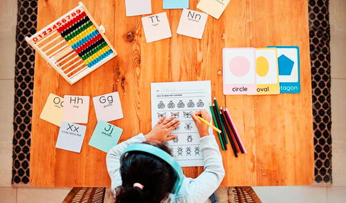 La supervisión equilibrada de padres y profesores promueve la autonomía y la confianza en los estudiantes. Foto: Freepik técnica de estudios