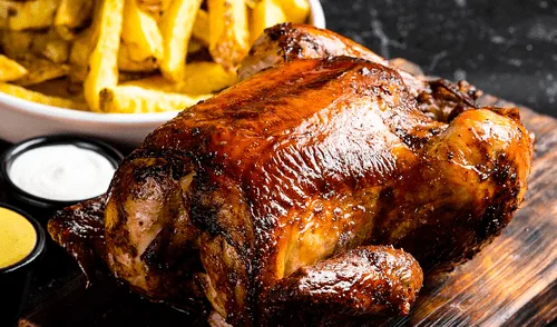 El pollo a la brasa de Perú quedó en el puesto 37 del ranking mundial de los mejores platos, según Taste Atlas. Foto: Business Empresarial Colombia