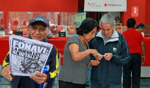 Fonavistas haciendo el cobro de su devolución de aportes en el Banco de la Nación. Foto: Composición LR/Andina. Fonavistas haciendo el cobro de su devolución de aportes en el Banco de la Nación.