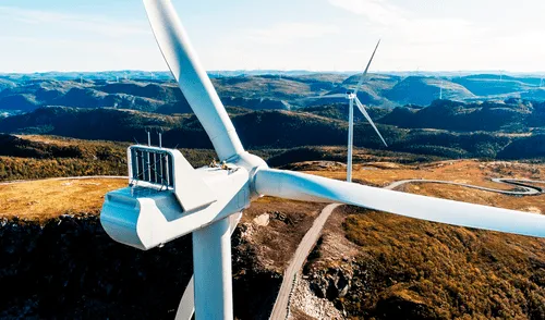 Uruguay ha logrado operar casi un año completo sin combustibles fósiles, consolidando su matriz energética basada en fuentes renovables como hidroeléctrica, eólica, solar y biomasa.
