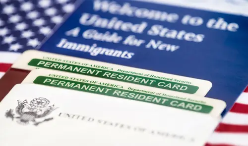 La residencia permanente, comúnmente conocida como "green card", permite a los inmigrantes vivir y trabajar legalmente en Estados Unidos de manera indefinida.