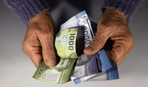 En muchos países de la región, los sistemas de pensiones enfrentan grandes retos: no logran cubrir a la mayoría de la población y no cuentan con los recursos necesarios para mantenerse en el tiempo. Foto: Emol.