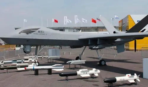 Estos drones no tripulados, con características como miniaturización e inteligencia artificial, incrementan la eficacia en combate. Foto: composición LR/AFP. Estos drones no tripulados, con características como miniaturización e inteligencia artificial, incrementan la eficacia en combate