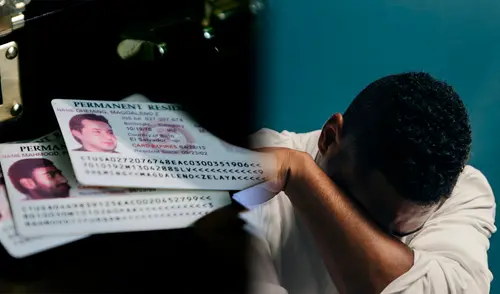 La residencia permanente en Estados Unidos, comúnmente conocida como "green card", otorga a un extranjero el derecho a vivir y trabajar legalmente en el país.