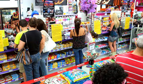 Party City se encuentra al borde de la bancarrota por segunda vez en dos años. Foto: composición LR/AFP. Party City se encuentra al borde de la bancarrota por segunda vez en dos años. Foto: composición LR/AFP.