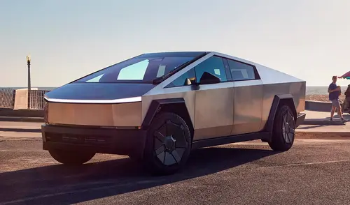 El Cybertruck de Tesla es una camioneta eléctrica con un diseño futurista y angular que ha generado gran controversia.