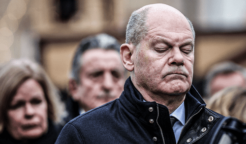 El canciller alemán Olaf Scholz visitó el lugar de la tragedia este sábado, donde instó a la unidad nacional. Foto: AFP.