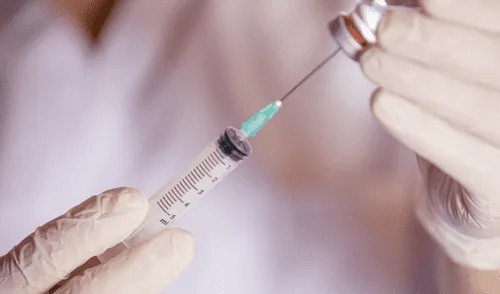 Hay evidencias de que la administración del fármaco dos veces al año es eficaz. Foto: Freepik