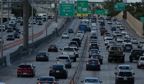 Las carreteras de Estados Unidos experimentan un aumento significativo en el tráfico durante las festividades navideñas y de Año Nuevo. Foto: Telemundo Las carreteras de Estados Unidos experimentan un aumento significativo en el tráfico durante las festividades navideñas y de Año Nuevo.