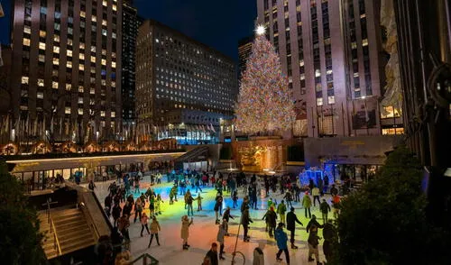Personas disfrutan patinando sobre hielo alrededor del imponente árbol de Navidad en Galleria Dallas Foto: New York Post Estados Unidos, Navidad, patinaje sobre hielo