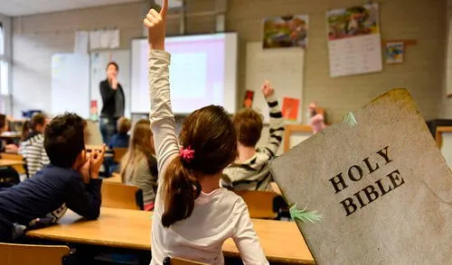 La controversia ha llevado a un debate más amplio sobre el papel de la religión en la educación pública.